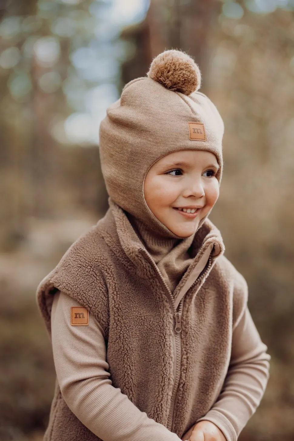POM POM HELMET -KYPÄRÄMYSSY, MERINOVILLA | PEANUT BUTTER
